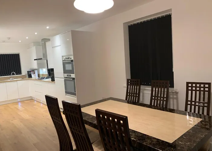 Brand New Entire 4 Bed House Multiple Free Parking Early Check-In Late Check- Out Allowed