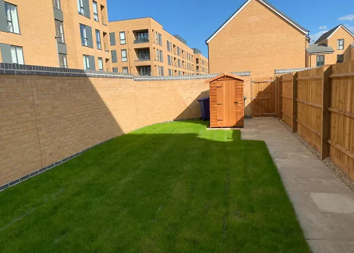 Brand New Entire 4 Bed House Multiple Free Parking Early Check-In Late Check- Out Allowed