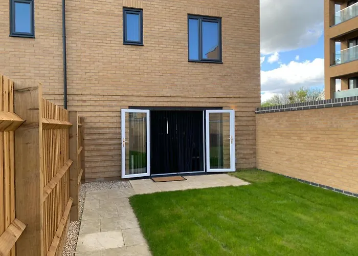 Brand New Entire 4 Bed House Multiple Free Parking Early Check-In Late Check- Out Allowed