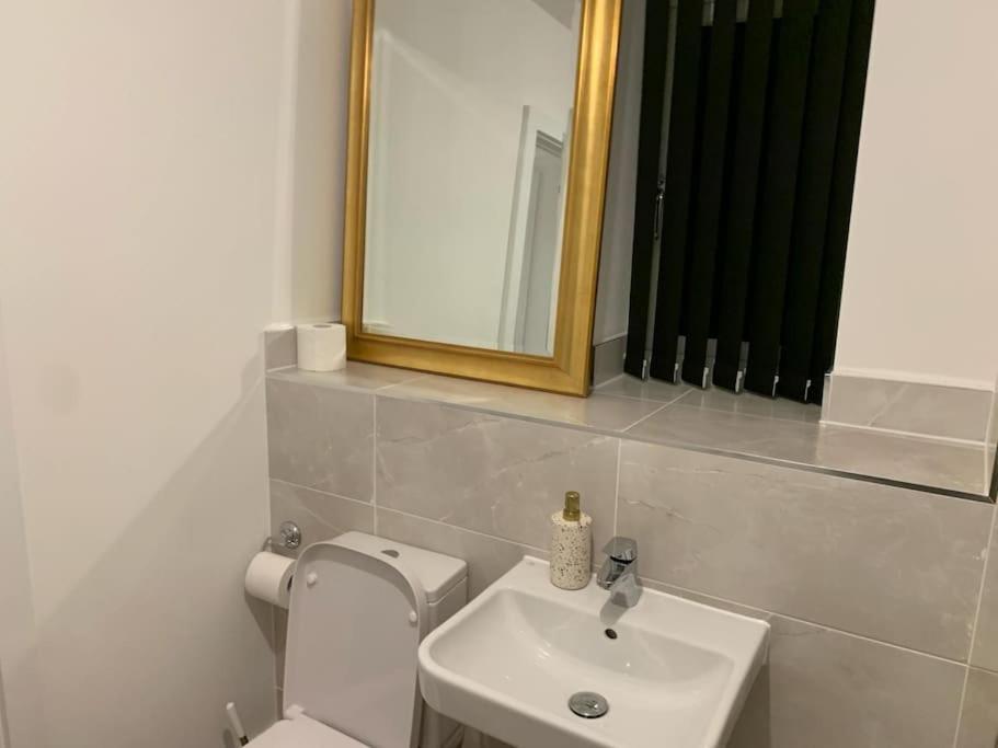 Brand New Entire 4 Bed House Multiple Free Parking Early Check-in Late Check- Out Allowed Holiday home South Ockendon