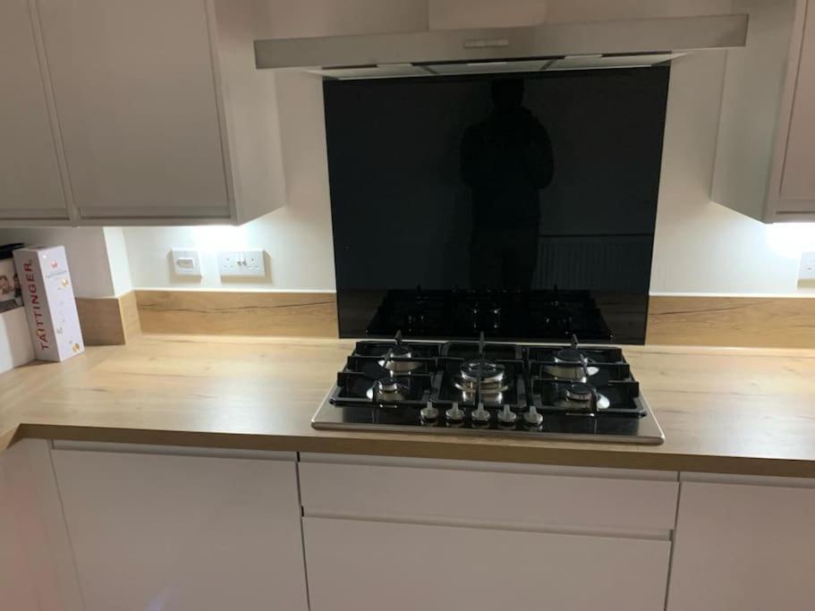 Brand New Entire 4 Bed House Multiple Free Parking Early Check-in Late Check- Out Allowed