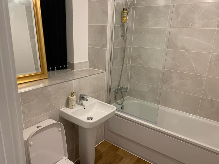 Brand New Entire 4 Bed House Multiple Free Parking Early Check-in Late Check- Out Allowed Holiday home South Ockendon