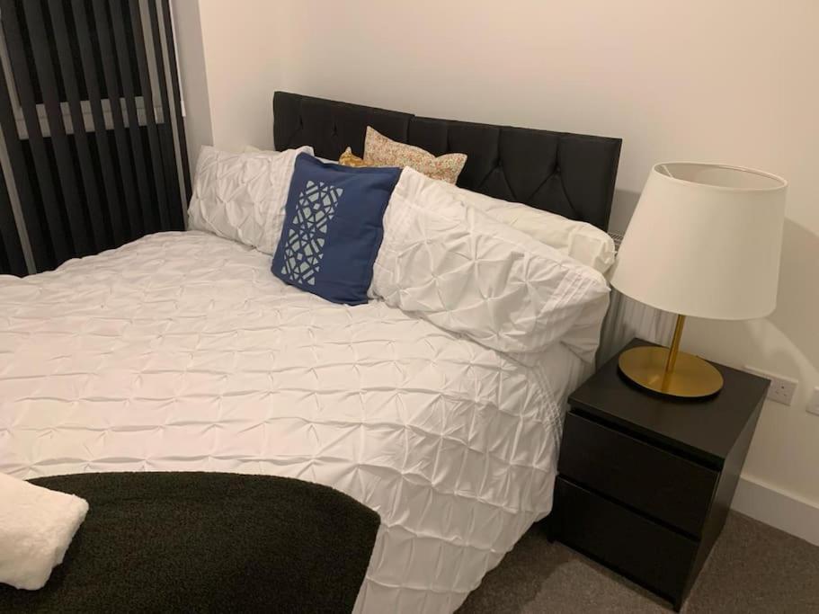 Brand New Entire 4 Bed House Multiple Free Parking Early Check-in Late Check- Out Allowed Holiday home