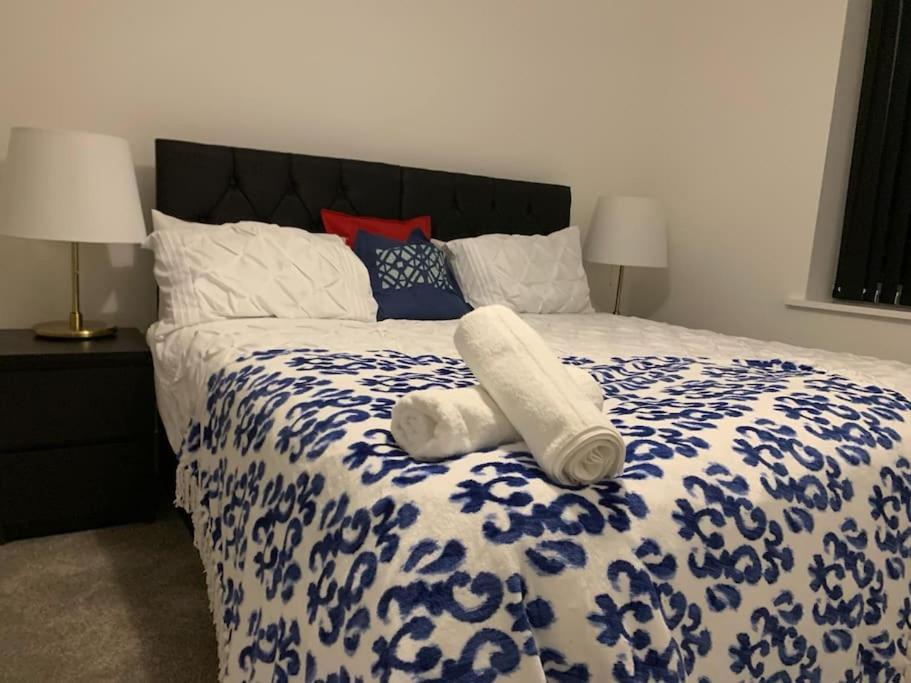 Brand New Entire 4 Bed House Multiple Free Parking Early Check-in Late Check- Out Allowed Holiday home