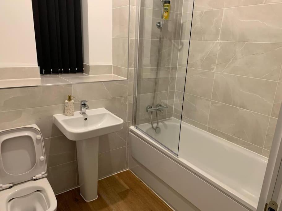 Brand New Entire 4 Bed House Multiple Free Parking Early Check-in Late Check- Out Allowed