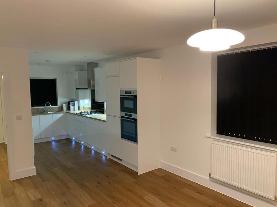 Holiday home Brand New Entire 4 Bed House Multiple Free Parking Early Check-in Late Check- Out Allowed