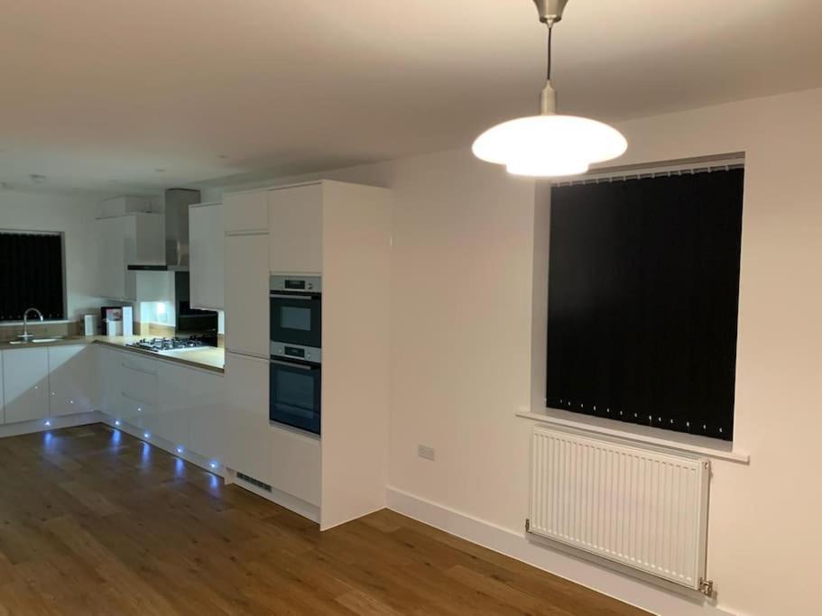 Brand New Entire 4 Bed House Multiple Free Parking Early Check-in Late Check- Out Allowed Holiday home South Ockendon