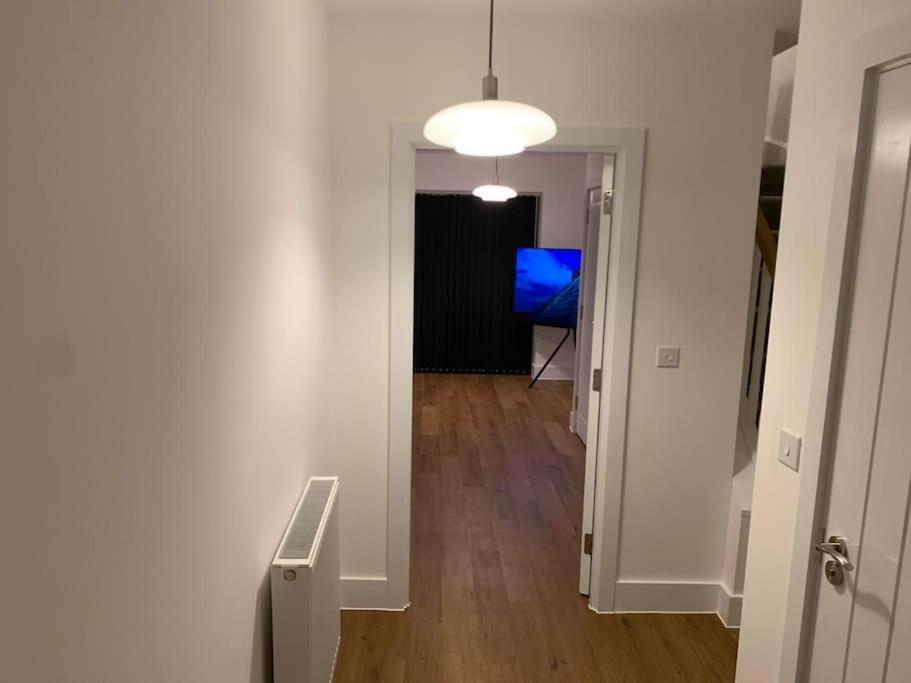 Brand New Entire 4 Bed House Multiple Free Parking Early Check-in Late Check- Out Allowed South Ockendon