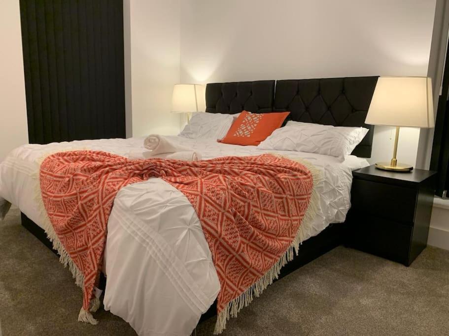 Brand New Entire 4 Bed House Multiple Free Parking Early Check-in Late Check- Out Allowed * South Ockendon