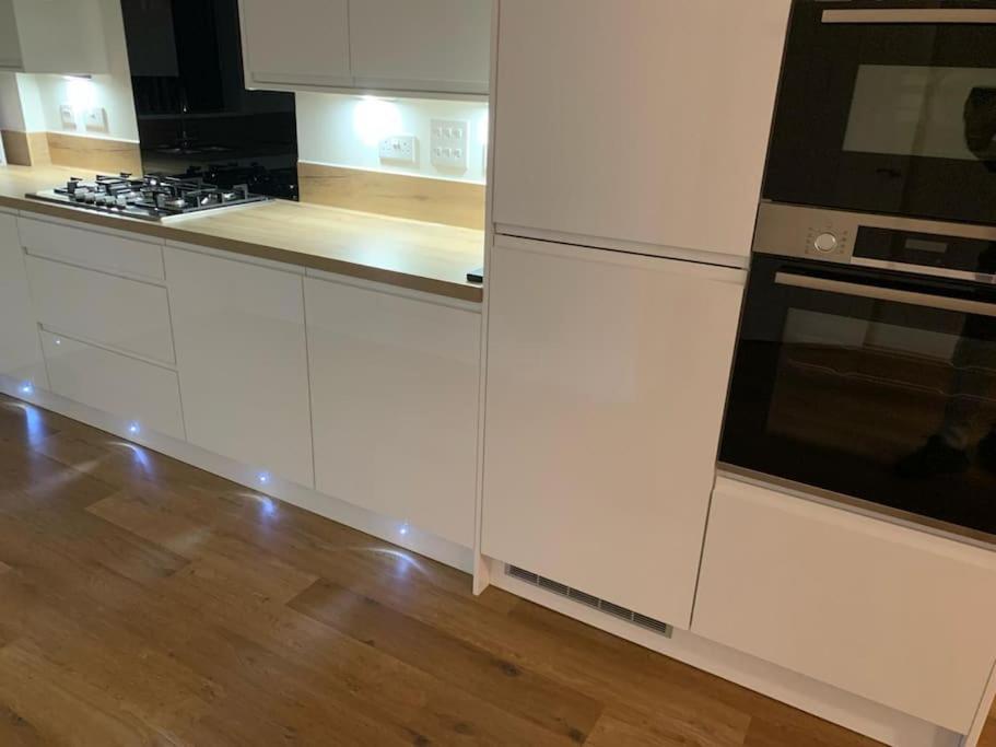 Brand New Entire 4 Bed House Multiple Free Parking Early Check-in Late Check- Out Allowed South Ockendon