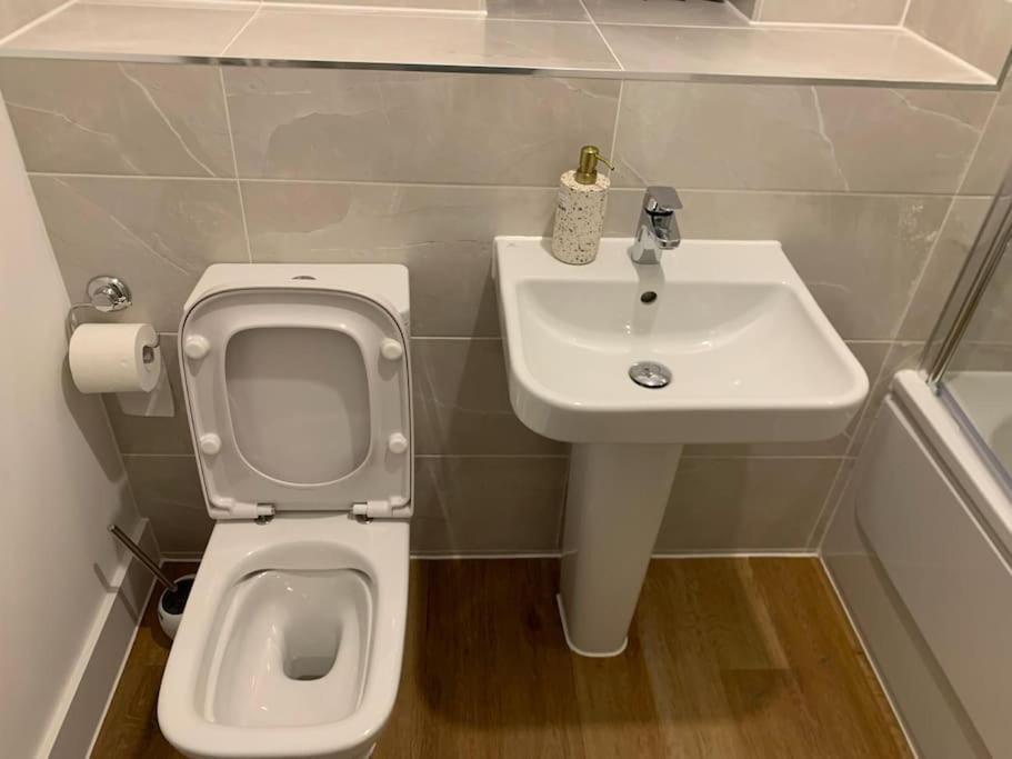 Holiday home Brand New Entire 4 Bed House Multiple Free Parking Early Check-in Late Check- Out Allowed *