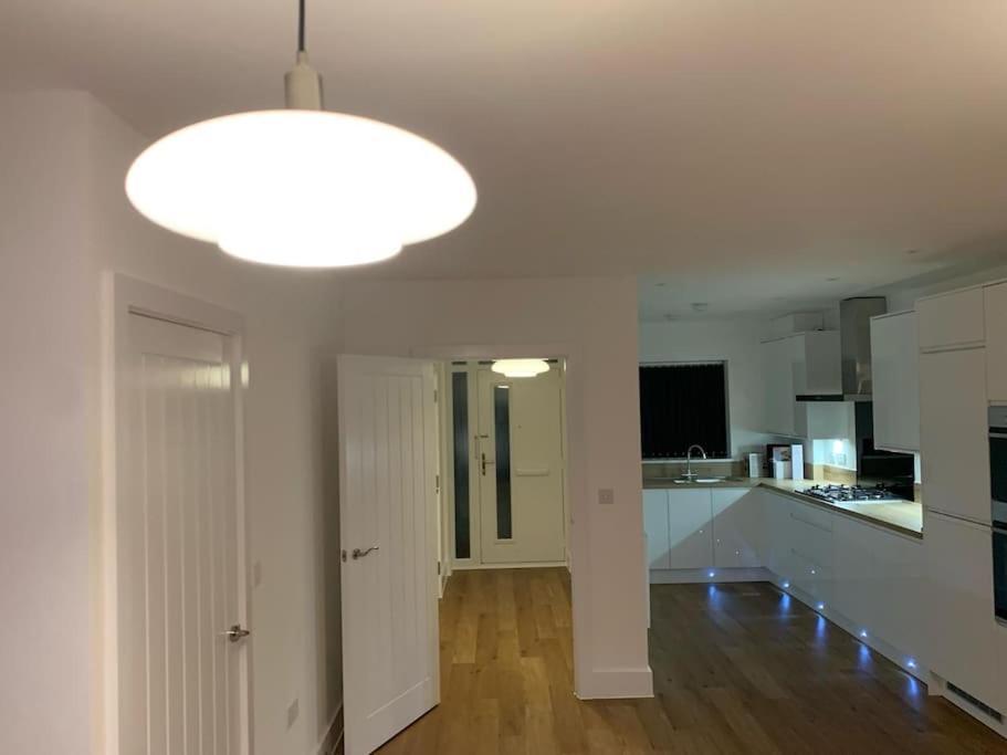 Brand New Entire 4 Bed House Multiple Free Parking Early Check-in Late Check- Out Allowed * South Ockendon