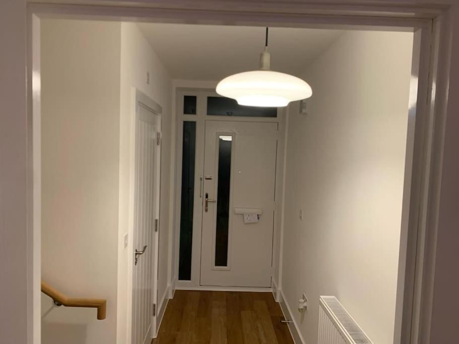 Brand New Entire 4 Bed House Multiple Free Parking Early Check-in Late Check- Out Allowed *