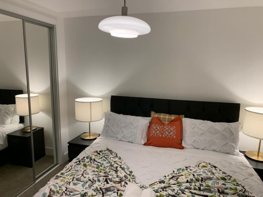 Brand New Entire 4 Bed House Multiple Free Parking Early Check-in Late Check- Out Allowed * South Ockendon