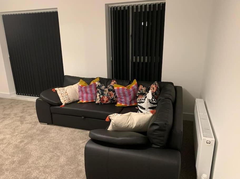 Brand New Entire 4 Bed House Multiple Free Parking Early Check-in Late Check- Out Allowed Holiday home South Ockendon