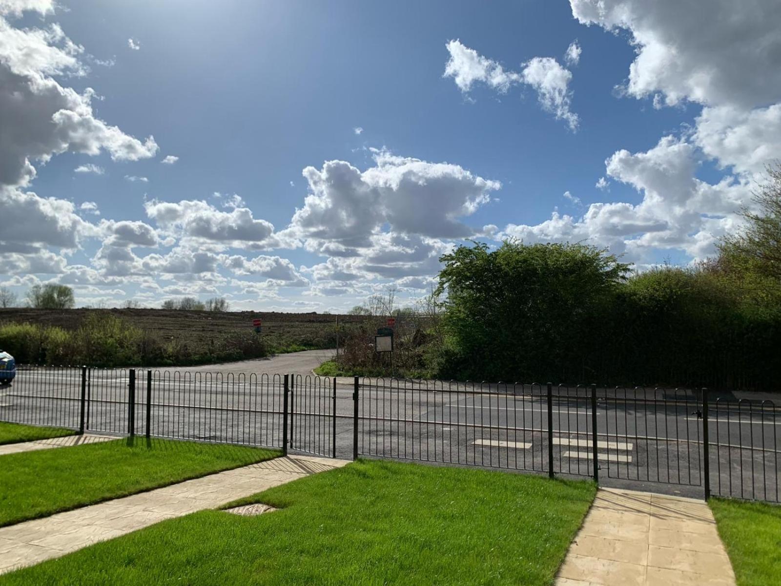 Holiday home Brand New Entire 4 Bed House Multiple Free Parking Early Check-in Late Check- Out Allowed South Ockendon
