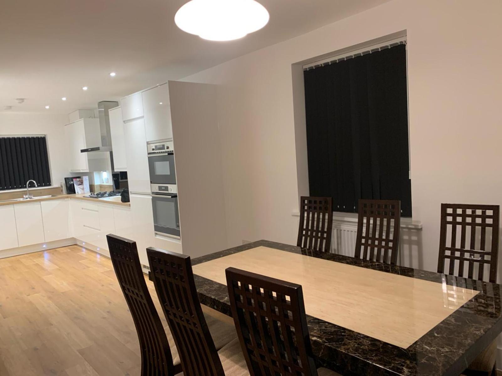Holiday home Brand New Entire 4 Bed House Multiple Free Parking Early Check-in Late Check- Out Allowed