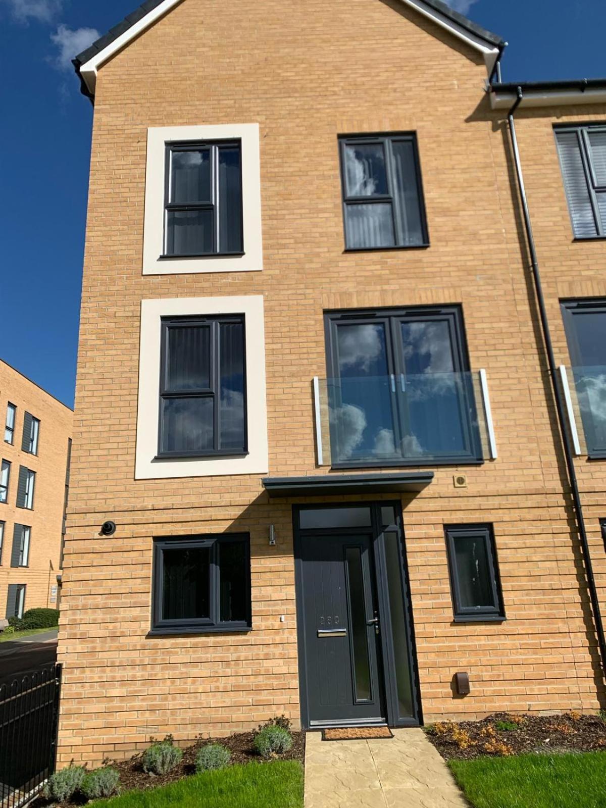 Brand New Entire 4 Bed House Multiple Free Parking Early Check-in Late Check- Out Allowed Holiday home South Ockendon