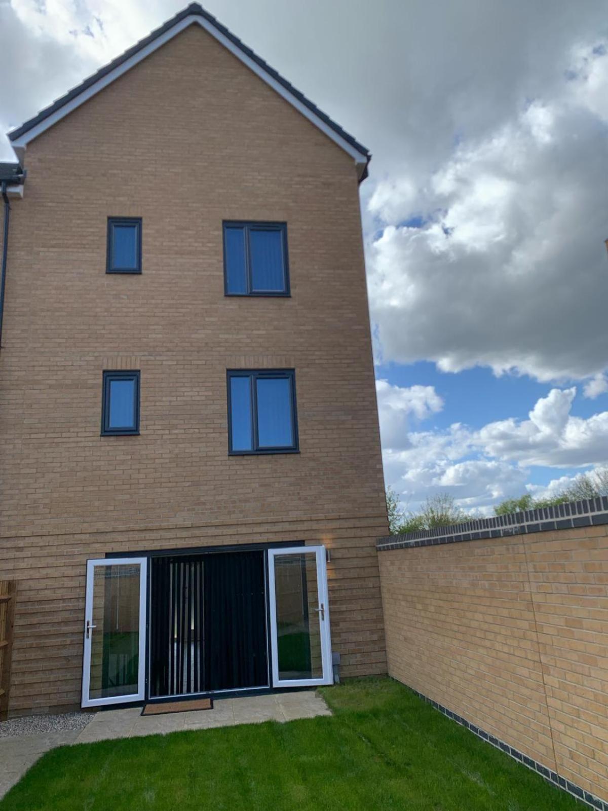 Brand New Entire 4 Bed House Multiple Free Parking Early Check-in Late Check- Out Allowed South Ockendon