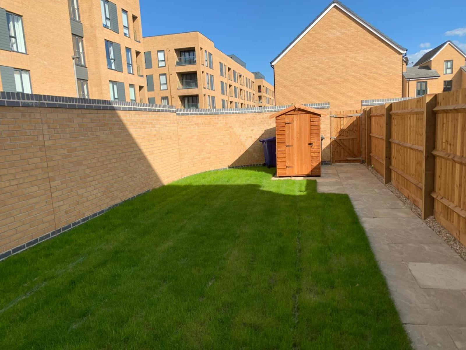 Brand New Entire 4 Bed House Multiple Free Parking Early Check-in Late Check- Out Allowed Holiday home