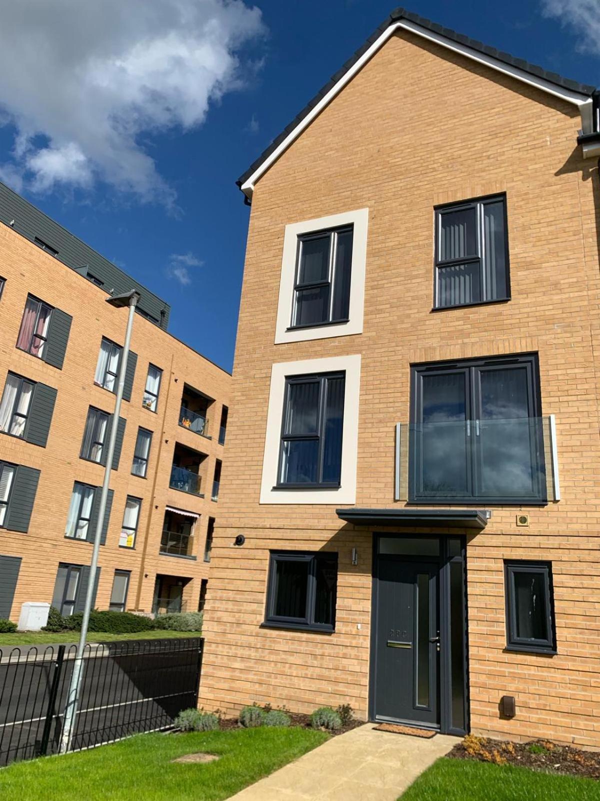 Brand New Entire 4 Bed House Multiple Free Parking Early Check-in Late Check- Out Allowed Holiday home South Ockendon