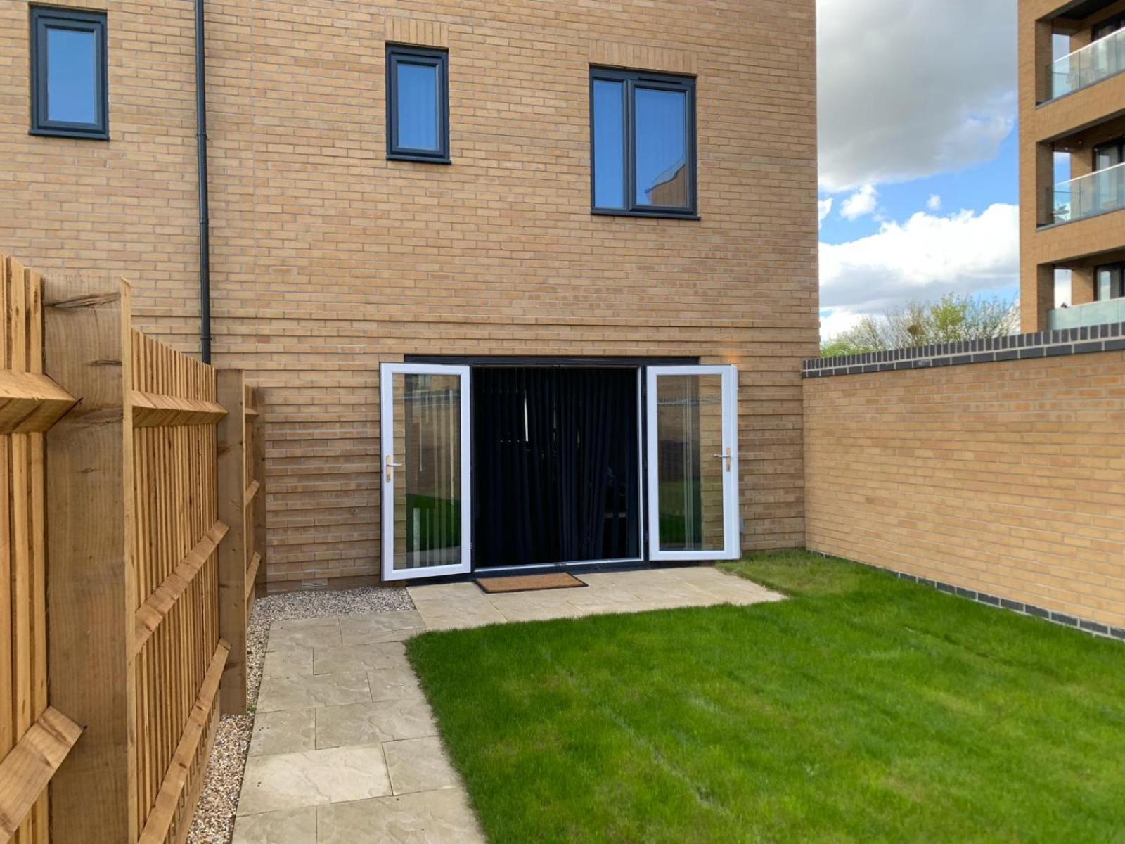 Brand New Entire 4 Bed House Multiple Free Parking Early Check-in Late Check- Out Allowed *